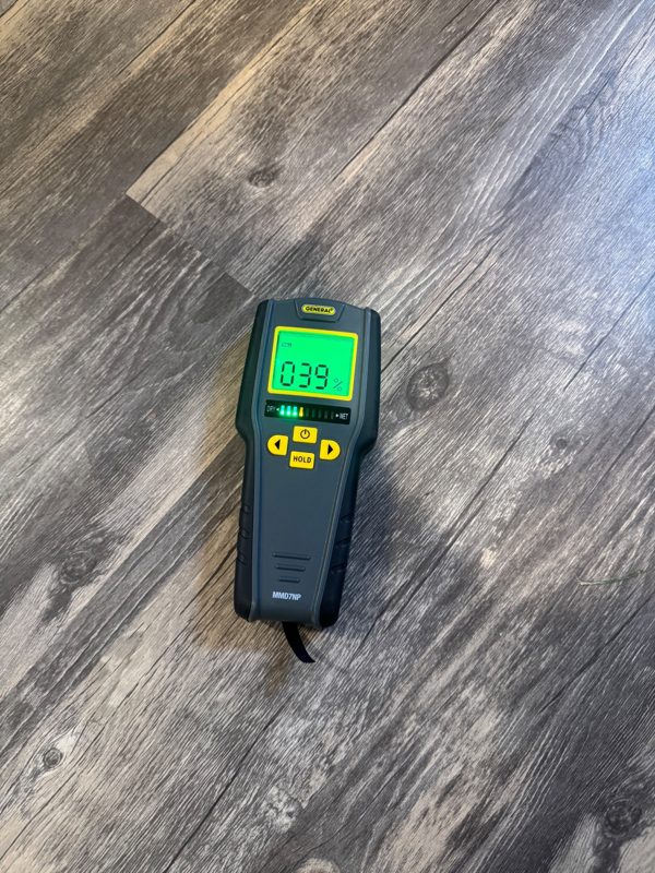 General MMD7NP pinless meter on wood floor